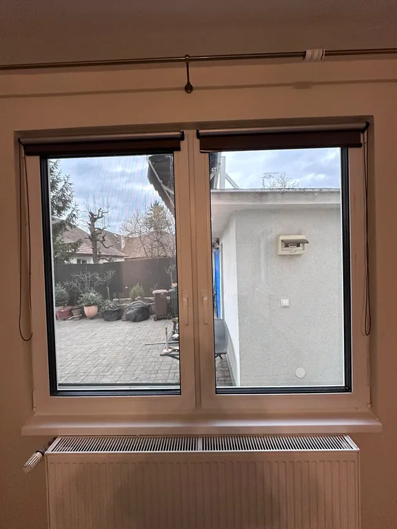 Fereastră PVC cu două canate într-o cameră cu radiator dedesubt