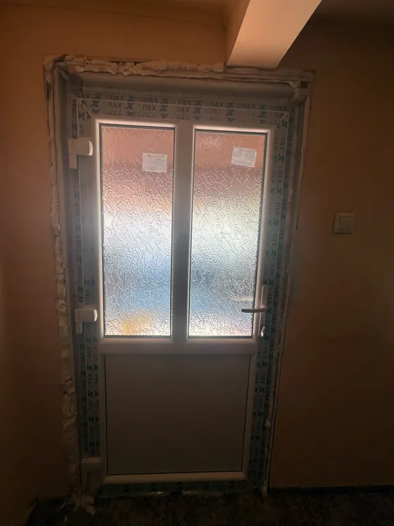Ușă PVC de intrare cu geam mat și panou inferior plin