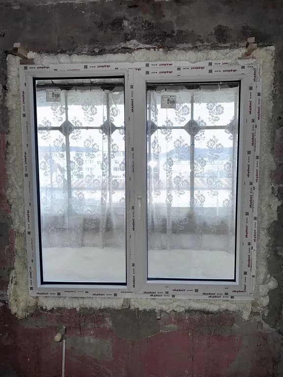 Fereastră oscilobatantă PVC instalată în perete brut